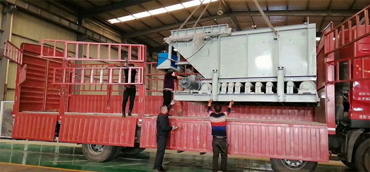 我公司自主研發(fā)生產(chǎn)的兩臺液壓甲帶給料機(jī)發(fā)往河北