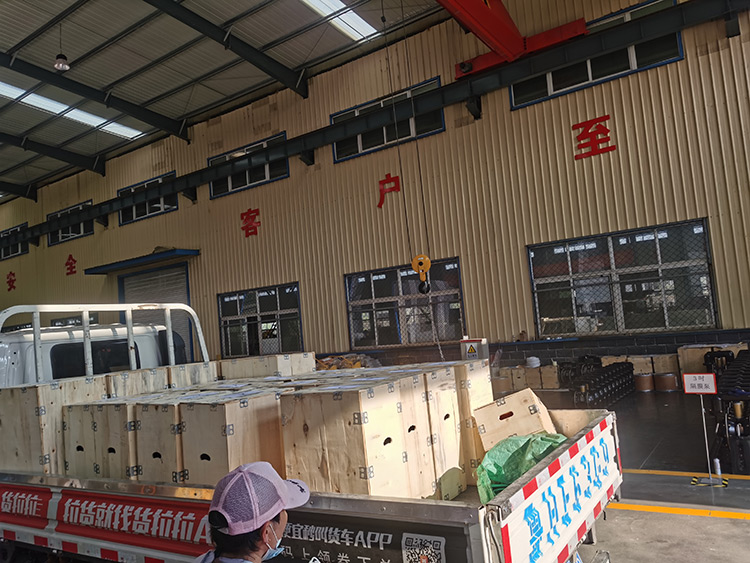 山東東達(dá)機(jī)電20臺(tái)氣動(dòng)隔膜泵發(fā)往河南鄭州